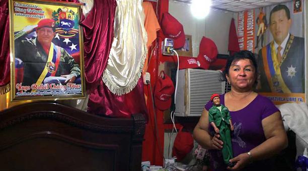 Mujer con una estatua de Chávez