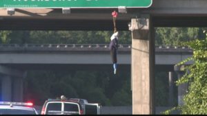 Hallan maniquí con uniforme de policía en una carretera de Florida