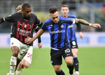 MILAN, ITALY - FEBRUARY 05: Pierre Kalulu of AC Milan and Lautaro Javier Martínez of FC Internazionale in action during the Serie A match between FC Internazionale and AC MIlan at Stadio Giuseppe Meazza on February 5, 2023 in Milan, Italy.  (Photo by Giuseppe Bellini/Getty Images)