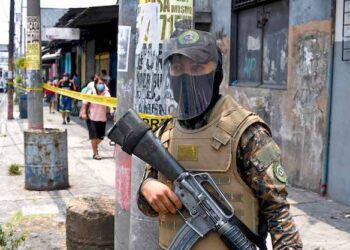 A soldier stands next to a sanitary perimeter imposed by San Salvador's municipality to prevent the spread of the new coronavirus COVID-19, in the Salvadorean capital, on May 6, 2020. - The harsh treatment of gang members in prisons and the determination to confine those who violate the quarantine imposed due to the coronavirus pandemic, have garnered support for President Nayib Bukele in El Salvador and criticism outside the country. (Photo by Yuri CORTEZ / AFP) (Photo by YURI CORTEZ/AFP via Getty Images)