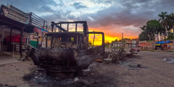 CULIACÁN, SINALOA, 29AGOSTO2024.- En diversos puntos de la entidad se registraron bloqueos con automóviles incendiados, luego de los enfrentamientos, que se dieron entre integrantes del Cártel de Sinaloa y la Fuerzas Armadas por la presunta captura de Iván Archivaldo Guzmán Salazar líder de la facción conocida como “Los Chapitos” del Cártel de Sinaloa, detención que recientemente fue negada por la Secretaría de la Defensa Nacional (Sedena). 
FOTO: JOSÉ BETANZOS/CUARTOSCURO.COM