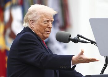 Washington (United States), 02/04/2025.- US President Donald Trump announces reciprocal tariffs against US trading partners in the Rose Garden of the White House in Washington, DC, USA, 02 April 2025. Trump has branded the day 'Liberation Day', though most economists expect US consumers to foot the costs. EFE/EPA/JIM LO SCALZO / POOL