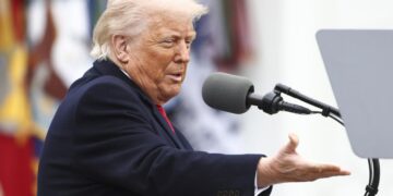 Washington (United States), 02/04/2025.- US President Donald Trump announces reciprocal tariffs against US trading partners in the Rose Garden of the White House in Washington, DC, USA, 02 April 2025. Trump has branded the day 'Liberation Day', though most economists expect US consumers to foot the costs. EFE/EPA/JIM LO SCALZO / POOL
