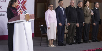 Cuauhtémoc, Ciudad de México, México, 14 de julio de 2026. 
La doctora Claudia Sheinbaum Pardo, presidenta Constitucional de los Estados Unidos Mexicanos en conferencia de prensa matutina, “Conferencia del Pueblo” en el Salón Tesorería de Palacio Nacional. La acompañan Rosa Icela Rodríguez Velázquez, secretaria de Gobernación; Omar García Harfuch, secretario de Seguridad y Protección Ciudadana (SSPC); Ricardo Trevilla Trejo, secretario de la Defensa Nacional (Sedena); Raymundo Pedro Morales Ángeles, secretario de Marina (Semar); Marcela Figueroa Franco, secretaria ejecutiva del Sistema Nacional de Seguridad Pública (SESNSP) y Guillermo Briseño Lobera, comandante de la Guardia Nacional (GN). 
Foto: Carlos Ramos Mamahua / Presidencia