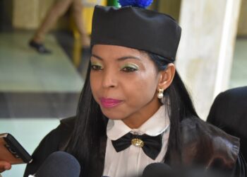 Berenice asegura que hay mapas, nóminas de los asesinos, interceptaciones telefónicas, y otras pruebas que vinculan a Arsenio Quevedo a sindicalizar una red de sicariato.
Foto: © Edgar Hernández
Fecha:19/01/2018