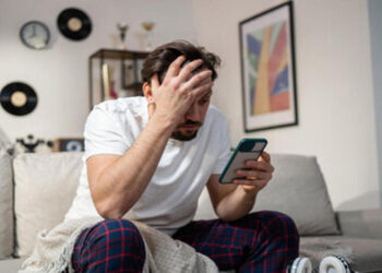 VOISEK EXPANDE SU PLATAFORMA DE PREVENCIÓN DE ESTAFAS TELEFÓNICAS A LATINOAMÉRICA,DONDE 8 DE CADA 10 FRAUDES BANCARIOS OCURREN POR TELÉFONO.
PR Newswire
CIUDAD DE MÉXICO, 21 de abril de 2026
CIUDAD DE MÉXICO, 21 de abril de 2026 /PRNewswire/ -- El 76.9% de los fraudes financieros reportados en México se concentra en canales telefónicos: llamadas que simulan ser del banco, mensajes SMS fraudulentos y sitios falsos atendidos por Centros de Contacto apócrifos que imitan instituciones financieras, según organismos internacionales y autoridades como la CONDUSEF en México.
Tan solo en México, durante los primeros nueve meses de 2025 se registraron 3.82 millones de reclamaciones por presunto fraude, un promedio de 13,995 quejas diarias, con un impacto económico de 16,678 millones de pesos, según el Buró de Entidades Financieras. En 2025, México escaló al segundo lugar mundial como destino de transferencias bancarias fraudulentas, solo por debajo de Hong Kong, según el Internet Crime Report del FBI.
"El fraude telefónico es hoy el principal vector de ataque contra los clientes del sistema financiero y hay que defenderse con tecnología, inteligencia y mucha creatividad porque estamos protegiendo personas, no nada más sistemas. Nuestros resultados lo confirman: en las instituciones donde opera nuestra plataforma, pasamos de cientos de casos de estafas por llamadas a menos de cinco en treinta días, con clientes que vuelven a confiar en las llamadas de su banco", afirma Oscar Lazcano, CEO de VoiSek.
En este contexto, VoiSek, empresa mexicana especializada en prevención de estafas y seguridad telefónica anuncia su expansión comercial a todo el continente con una plataforma integrada que da el control de sus números, sus llamadas y sus mensajes a los bancos y empresas que enfrentan el reto de disminuir la creciente ola de estafas por vishing y smishing, la peligrosa suplantación de identidad telefónica, tal como lo exigen las tendencias regulatorias ya vigentes en México y en discusión en más de cinco países en la región, para que en tiempo record y con su misma aplicación móvil eviten que sus clientes reciban las llamadas y mensajes de fraude, neutralizando al estafador y reduciendo dependencias en los operadores de telecomunicaciones.
La expansión llega en un momento de presión regulatoria creciente y demanda de mejores condiciones de ciberseguridad hacia los bancos y empresas de servicios digitales masivos en , para prevenir la suplantación de su identidad empresarial. como son los casos de Colombia y Perú en donde avanzan en sus marcos normativos y donde VoiSek continúa avanzando en la integración con clientes en cada mercado.
La empresa colabora tendiendo puentes entre el sector público y el privado en banca y telecomunicaciones gracias a que sus servicios cumplen con los más altos estándares de integración, privacidad y seguridad de información, requisito indispensable para operar en ambientes altamente regulados.
Acerca de VoiSek
Empresa tecnológica mexicana especializada en prevención de fraude telefónico para mercados digitales masivos.Certificación ISO 27001. Expansión activa en América Latina. www.voisek.com
Foto - https://mma.prnewswire.com/media/2961212/Estafatelefonica4.jpgLogo - https://mma.prnewswire.com/media/2961211/Voisek.jpg
View original content to download multimedia:https://www.prnewswire.com/mx/comunicados-de-prensa/voisek-expande-su-plataforma-de-prevencion-de-estafas-telefonicas-a-latinoamericadonde-8-de-cada-10-fraudes-bancarios-ocurren-por-telefono-302748992.html
FUENTE VoiSek